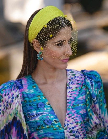 Diadema para invitada de sinamay de seda amarilla