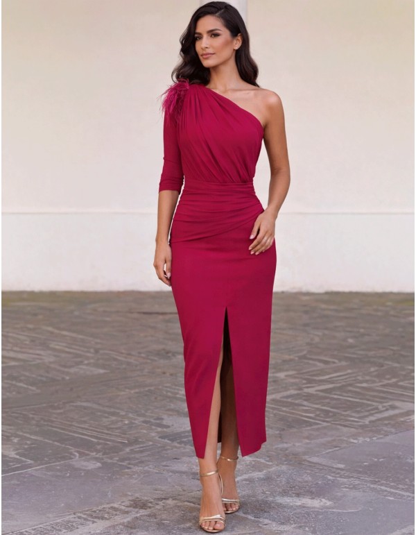 Robe midi asymétrique en cerise pour les invités