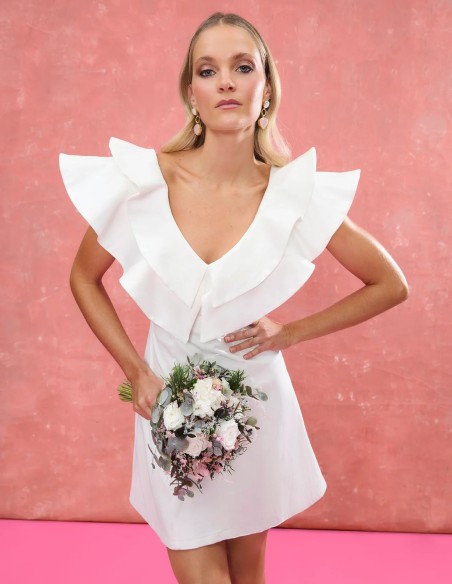 Robe de mariée courte avec encolure à volants et jupe évasée
