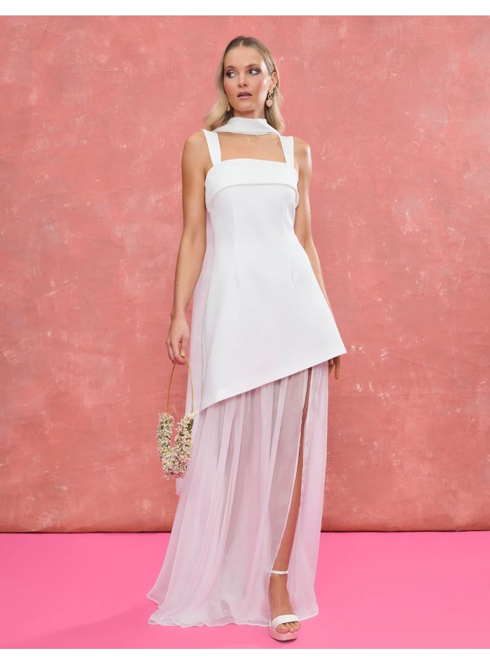 Vestido de novia con escote cuadrado y falda asimétrica con gasa