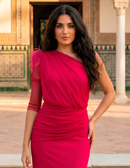 Robe de soirée midi drapée avec une manche et des détails en plumes