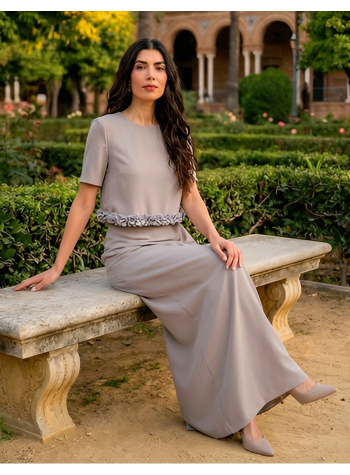 Vestido de fiesta largo de tirante ancho con sobrecamisa en gris