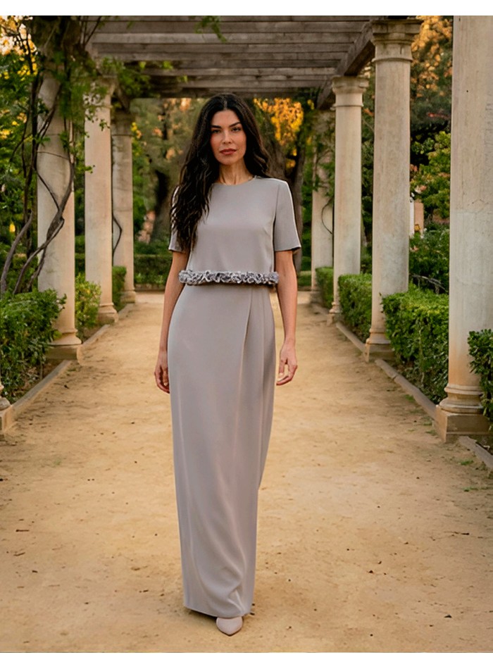 Vestido de fiesta largo de tirante ancho con sobrecamisa ivnitada y madrina