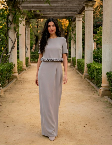 Vestido de fiesta largo de tirante ancho con sobrecamisa ivnitada y madrina