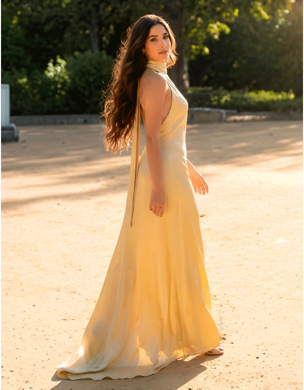 Vestido de graduación de satén amarillo pastel con escote halter y espalda descubierta 2