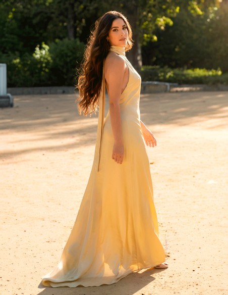 Robe de bal de fin d'année en satin jaune pastel avec encolure dos nu et dos ouvert