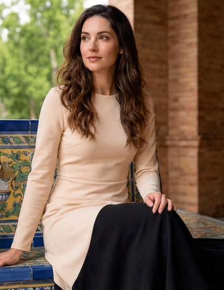 Vestido midi bicolor beige y negro con bajo de volante para invitada