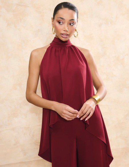 Top de invitada granate con cuello halter y caída vaporosa