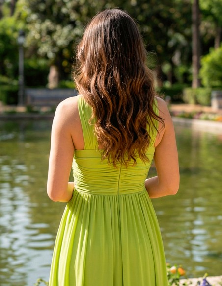 Vestido de fiesta largo verde oliva con escote halter y pedrería detalle de la espalda