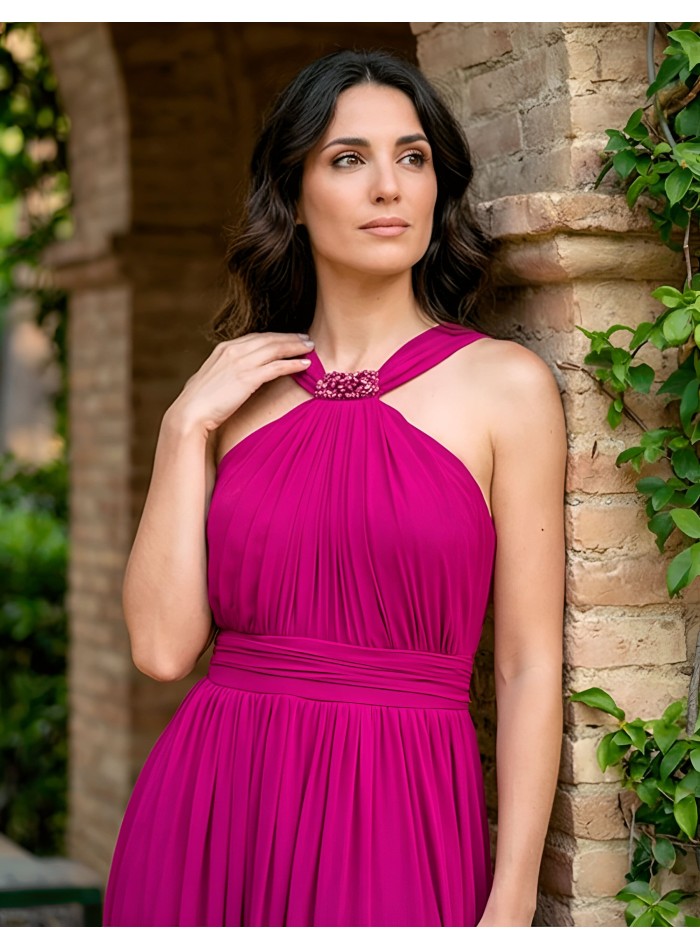 Vestido de fiesta largo color buganvilla con escote halter, pedrería y abertura