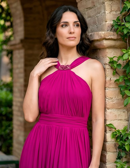 Vestido de fiesta largo color buganvilla con escote halter, pedrería y abertura