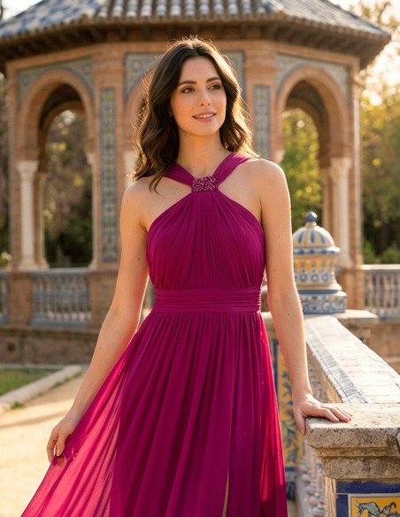 Vestido de fiesta largo color buganvilla con escote halter, pedrería y abertura - perfecto pra bodas de tarde