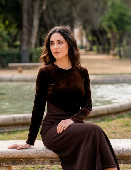 Robe d'invité midi marron avec tissu combiné de velours et ourlet à volants