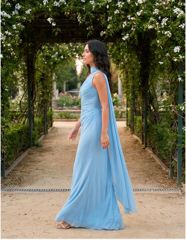 Vestido de fiesta largo azul pastel de gasa con escote asimétrico para invitada boda 2