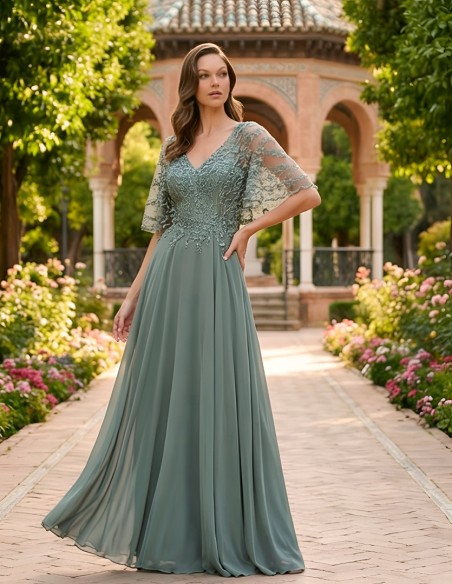 Longue robe de marraine vert clair avec corsage en dentelle et corsage de style cape