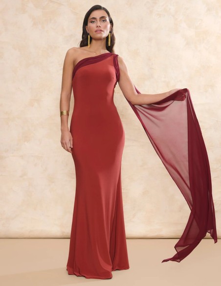 Longue robe d'invité en terre cuite avec encolure asymétrique et châle multipositions