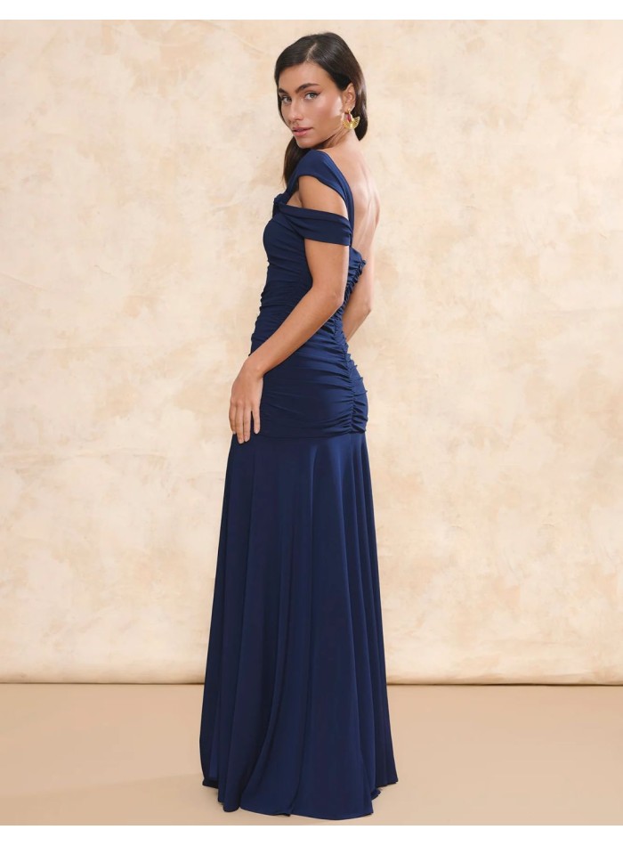 Vestido de invitada largo azul con escote asimétrico y corte de capa larga