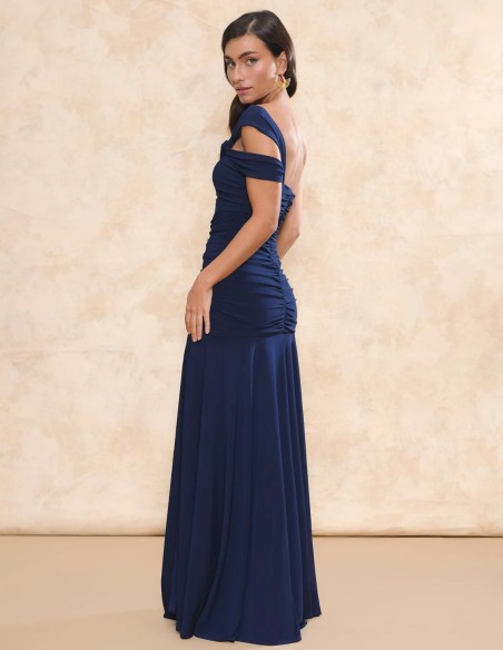 Robe longue d'invité bleue avec encolure asymétrique et longue coupe cape