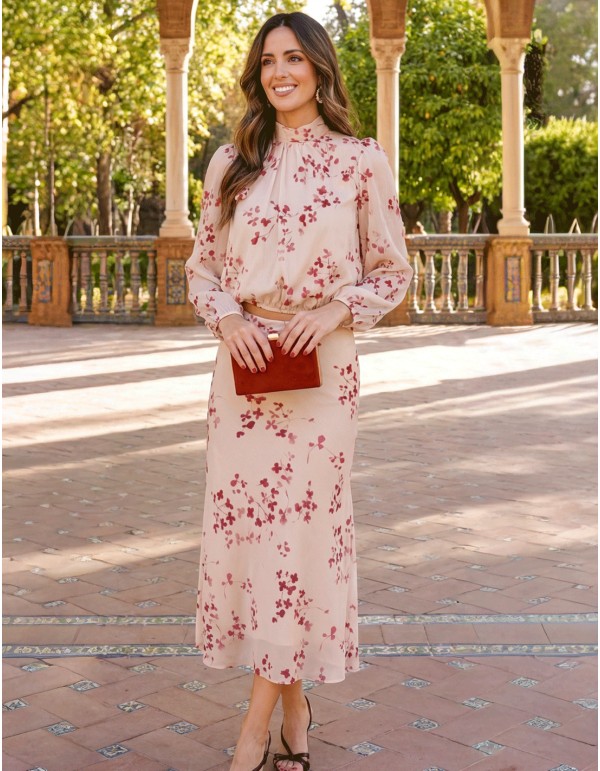 Guest ensemble white background with maroon flowers and glitter fabric