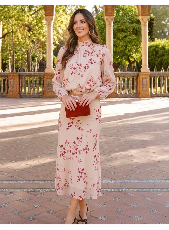 Conjunto invitada fondo blanco con flores granates y tejido de brillo