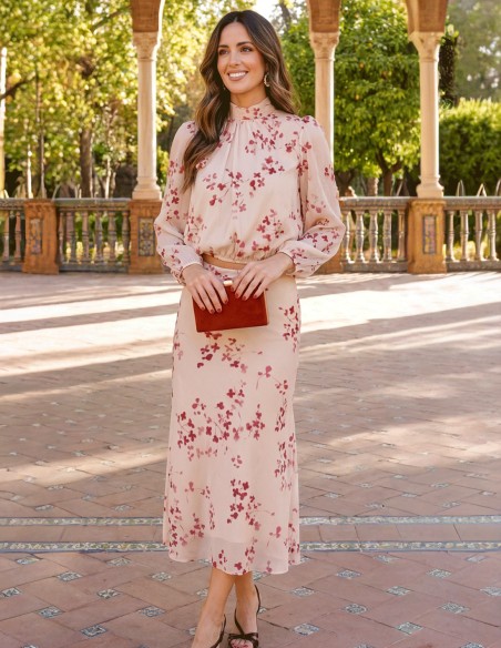 Conjunto invitada fondo blanco con flores granates y tejido de brillo