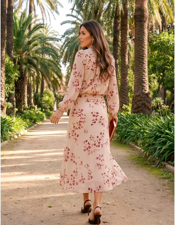 Conjunto invitada fondo blanco con flores granates y tejido de brillo 2