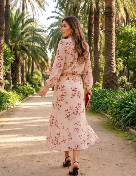 Tenue d'invité fond blanc avec fleurs marron et tissu pailleté