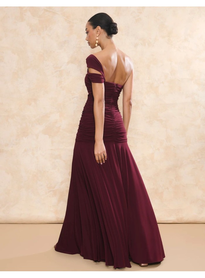 Vestido de invitada largo granate con escote asimétrico y corte de capa larga