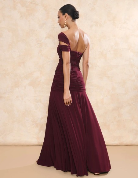 Longue robe d'invité marron avec encolure asymétrique et longue coupe cape