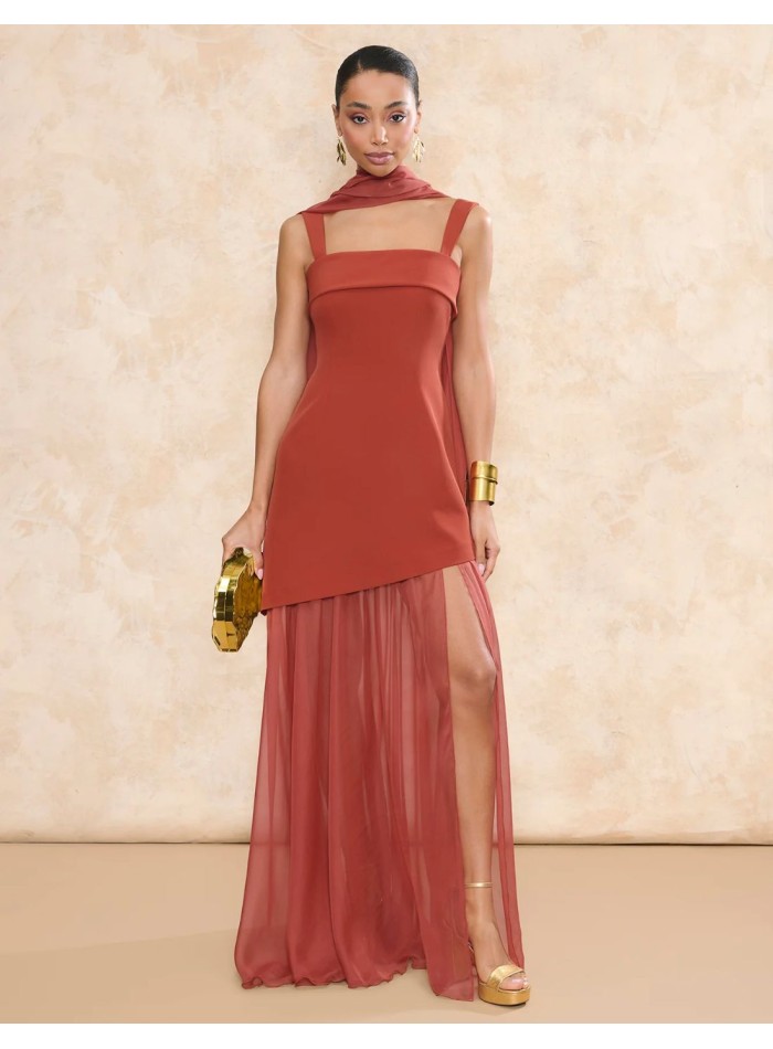 Vestido de invitada largo terracota con falda asimétrica y gasa