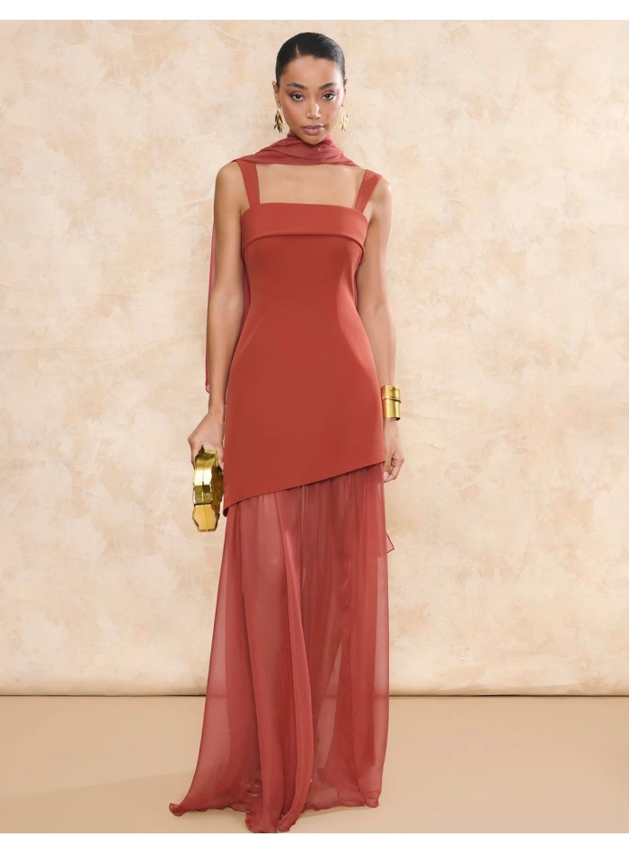 Vestido de invitada largo terracota con falda asimétrica y gasa