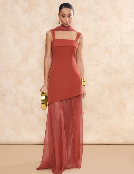 Vestido de invitada largo terracota con falda asimétrica y gasa