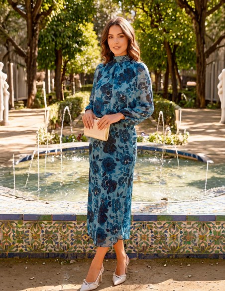 Tenue d'invité dans les tons bleus avec impression de grandes fleurs