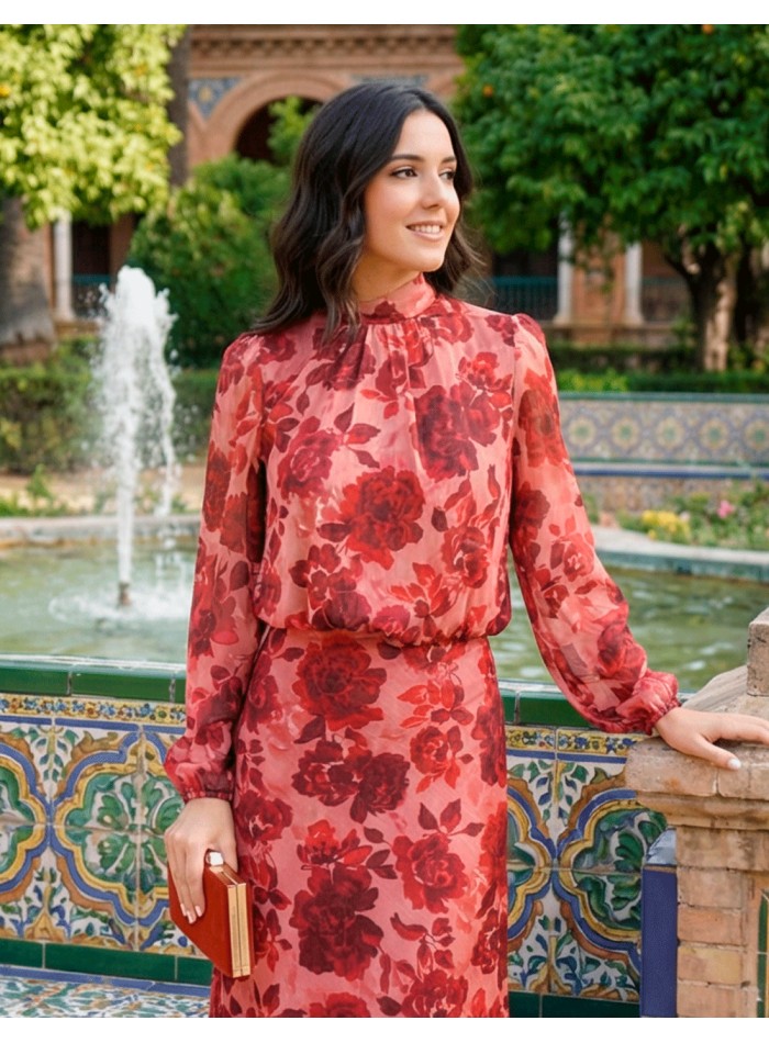 Tenue d'invité dans les tons de rouge avec de...