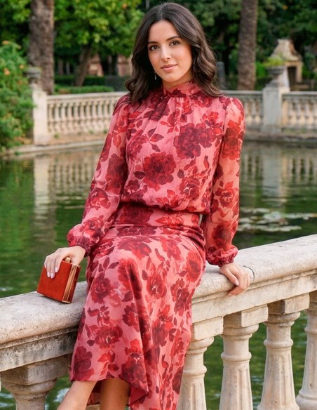 Conjunto de invitada en tonos rojos con flores grandes para mama de bautizo