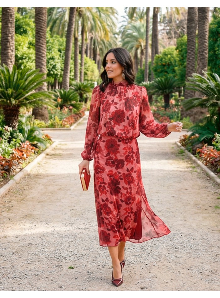 Tenue d'invité dans les tons de rouge avec de grandes fleurs