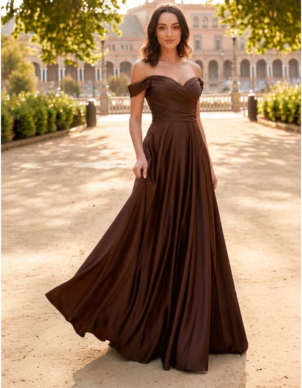 Longue robe de soirée en satin marron avec encolure bandeau en cœur