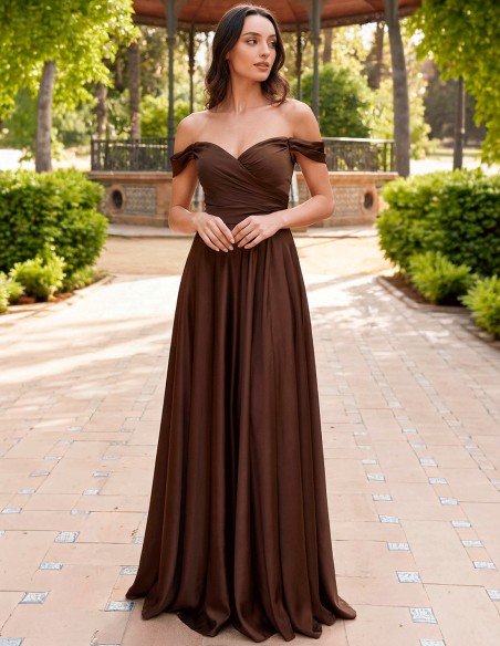 Longue robe de soirée en satin marron avec encolure bandeau en cœur