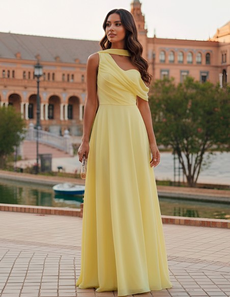 Robe longue de fête jaune pastel avec encolure asymétrique et manches cape