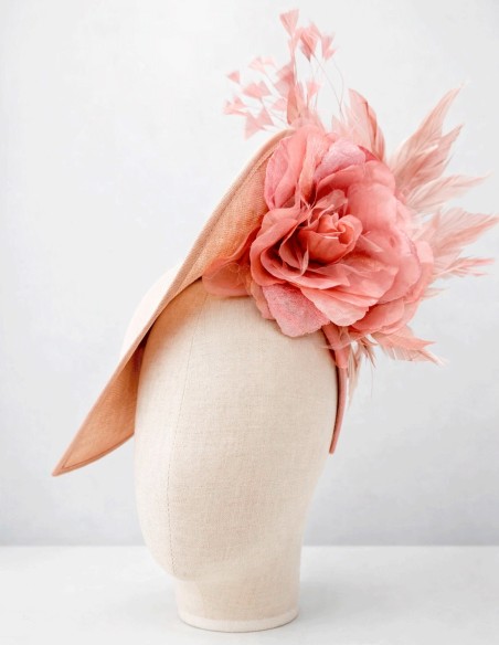 Coiffe d'invité en couleur naturelle avec fleur et plumes roses