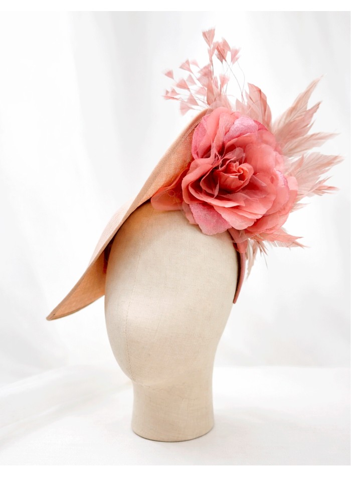 Coiffe d'invité en couleur naturelle avec fleur...