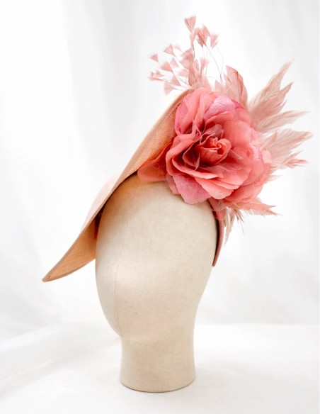 Tocado de invitada en color natural con flor y plumas rosas