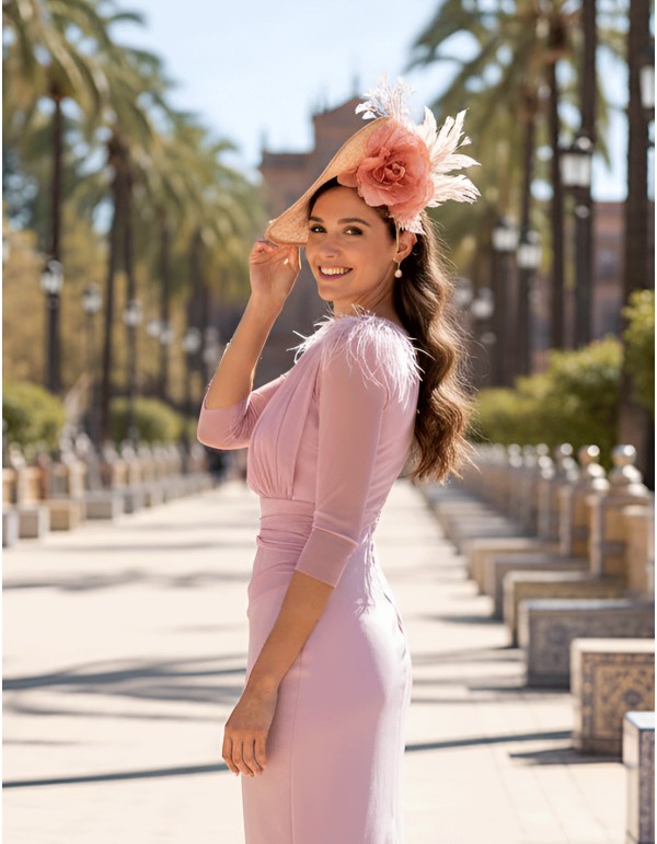 Coiffe d'invité en couleur naturelle avec fleur et plumes roses 2