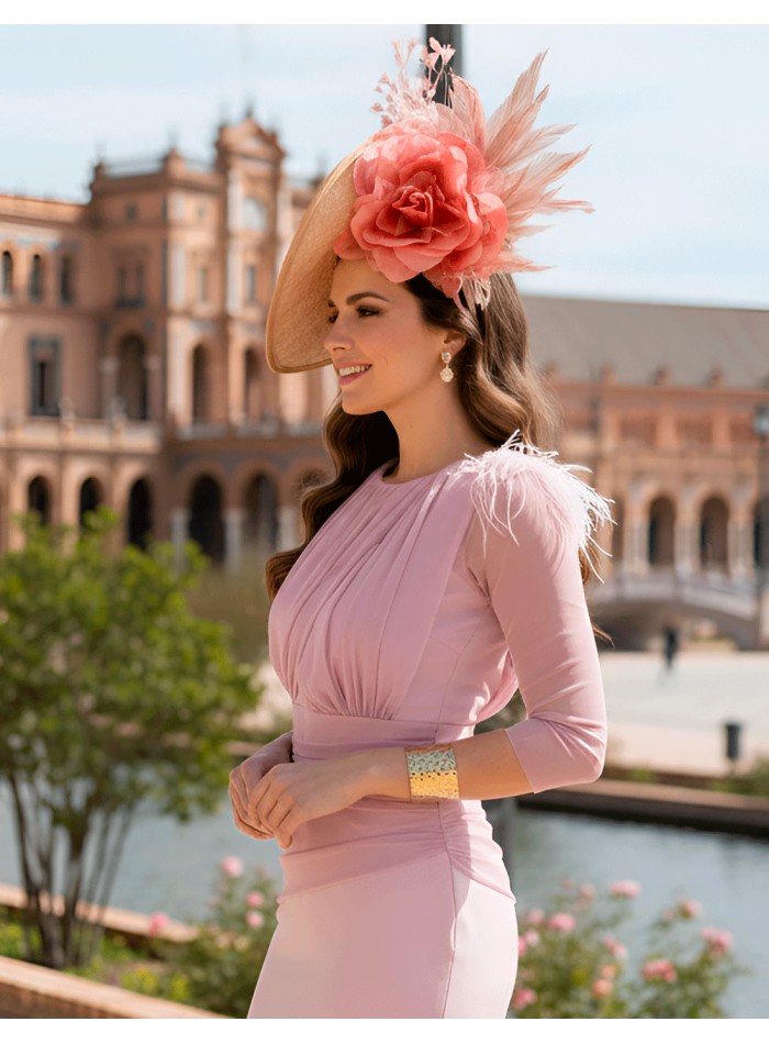 Coiffe d'invité en couleur naturelle avec fleur et plumes roses