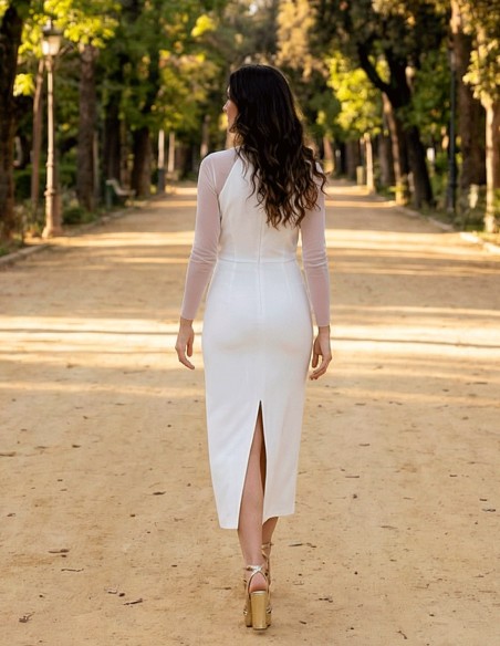 Robe d'invité midi blanche avec encolure croisée et manches en tulle