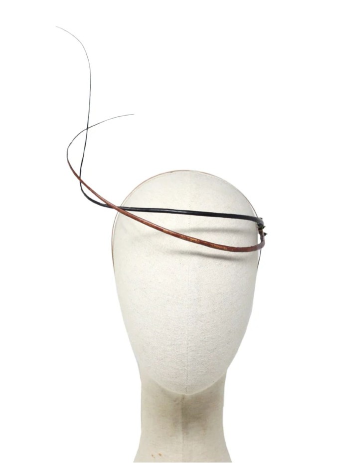 Tocado minimalista con raquis envolventes