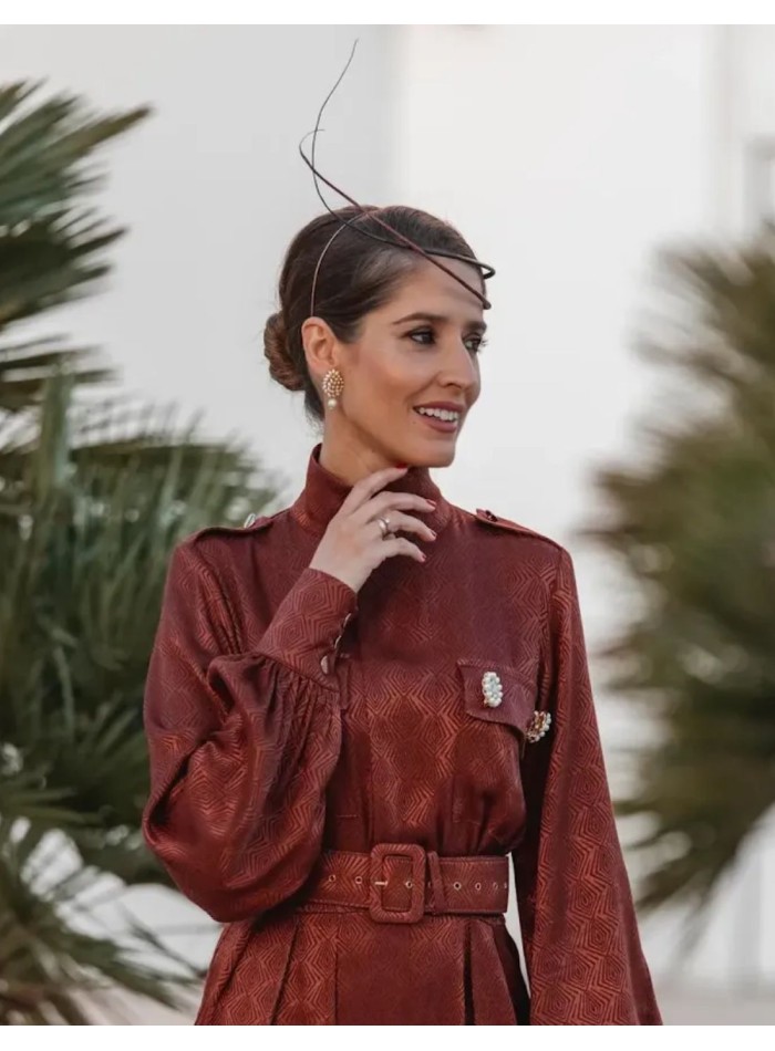 Coiffe minimaliste avec rachis enveloppant