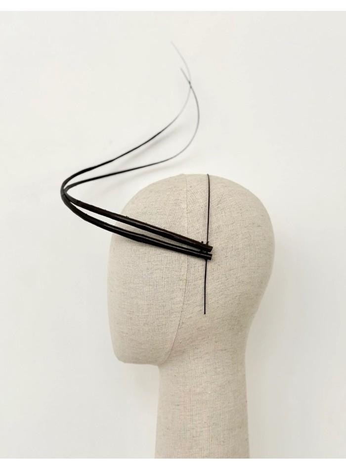 Coiffe minimaliste avec rachis enveloppant