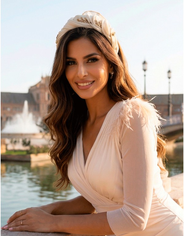 Diadema efecto arrugado confeccionada en sinamay de seda