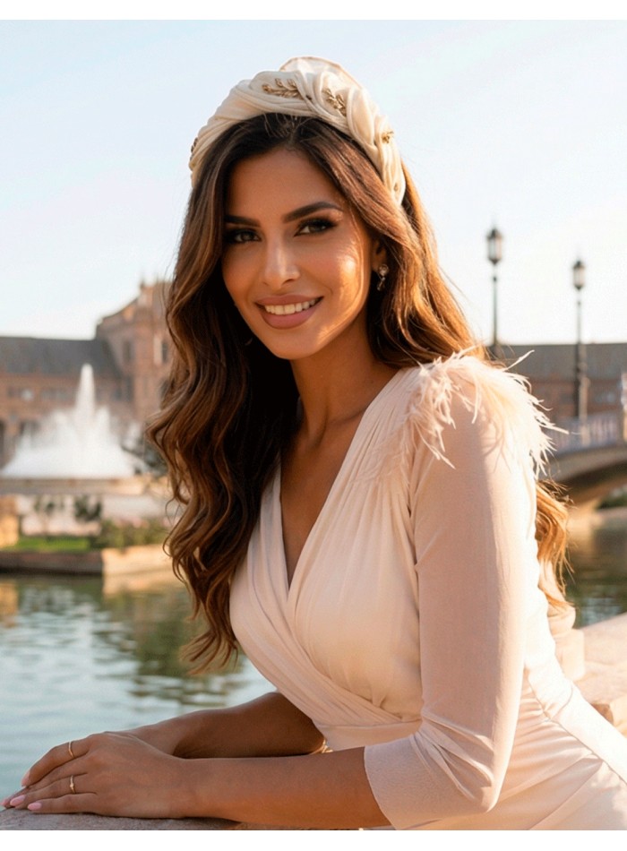 Diadema efecto arrugado confeccionada en sinamay de seda